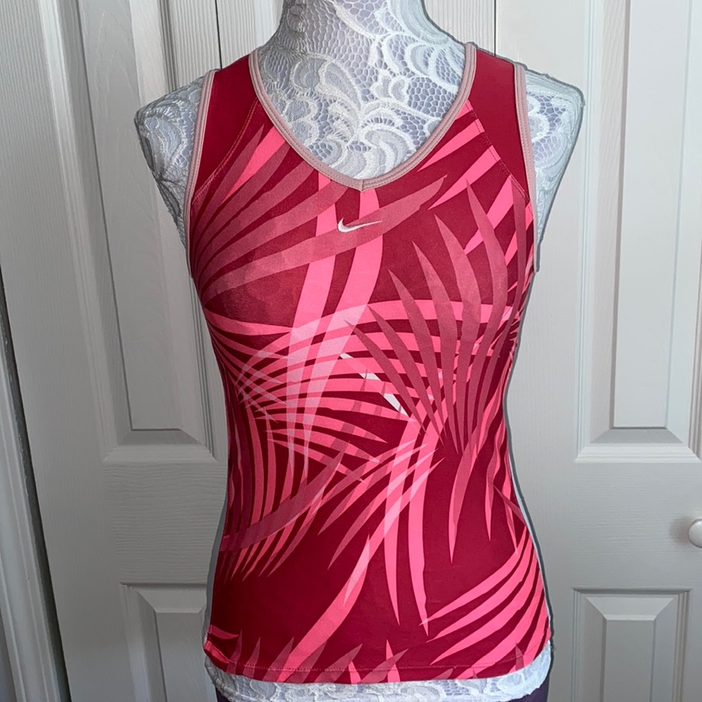 NIKE. WORKOUT TOP. SIZE S (4-6)